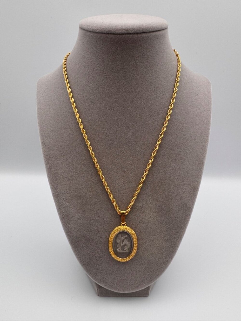 Vintage Venus Cupid Intaglio Glass Cameo Pendant Gold Tone Rope Necklace 17.5”